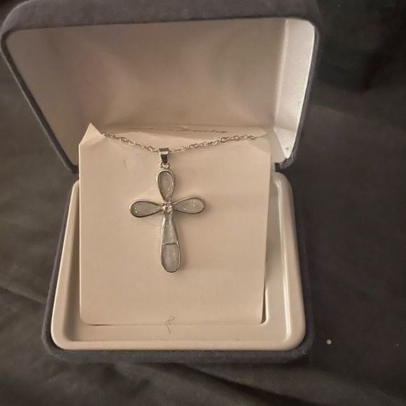 White OPAL CROSS & SILVER CHAIN - Picture 3 of 7